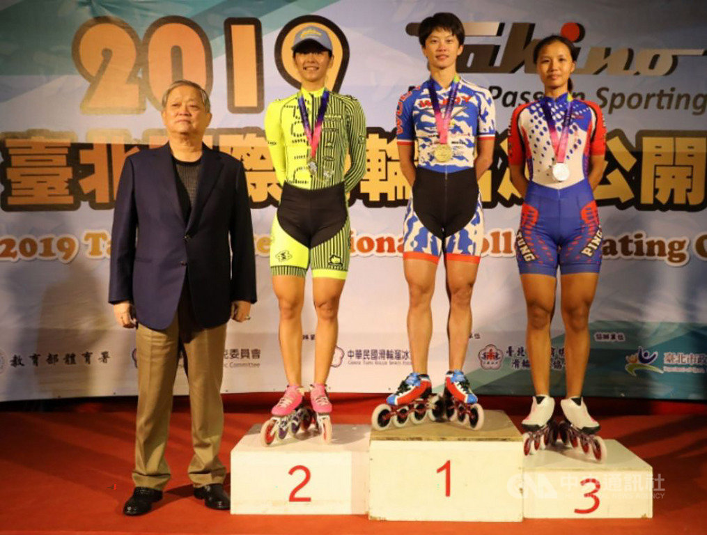 2019台北國際滑輪溜冰公開賽女子1萬公尺淘汰賽15日登場,台灣女將楊合貞(右2)驚險擊敗自家人,拿下金牌,來自屏東的好手劉懿萱(左2)及去年亞運金牌得主李孟竹(右)也分別奪得銀、銅牌。(中華滑輪溜冰協會提供)中央社記者龍柏安傳真 108年11月15日