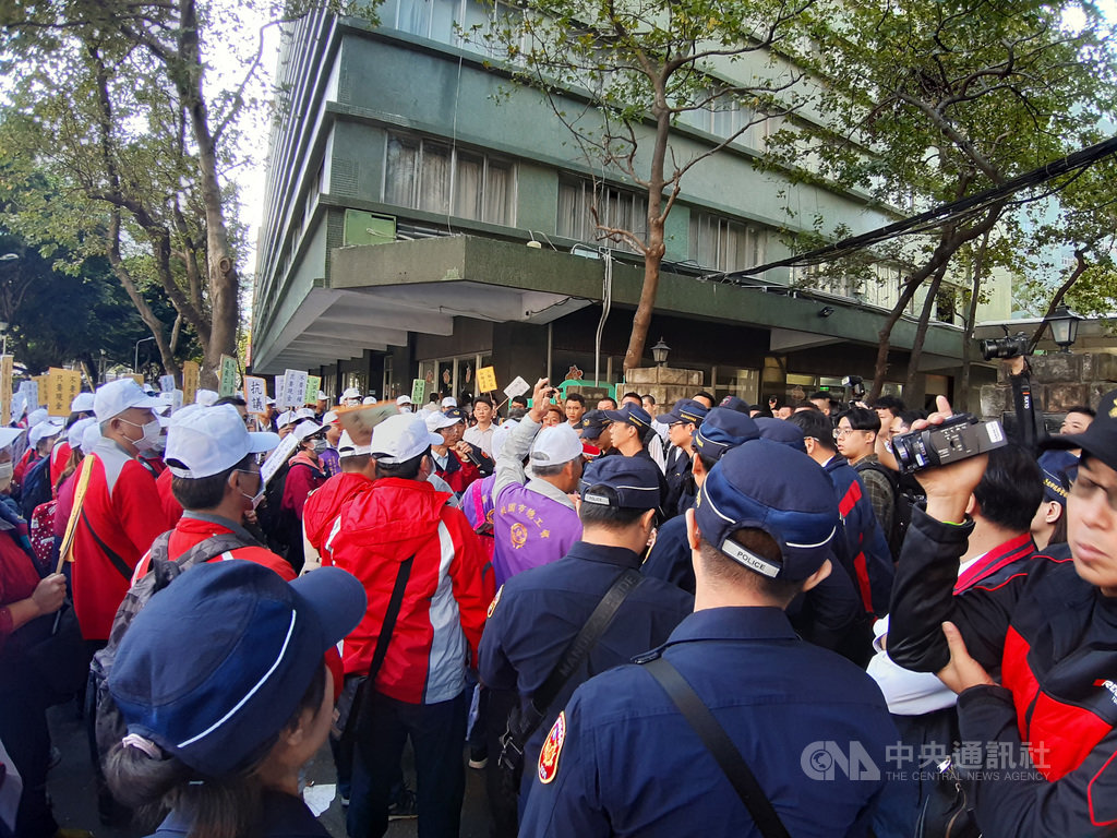 大同集團旗下面板廠中華映管因財務危機關廠,15日近700名華映員工聚集在大同總公司前抗爭,700人一起衝向大同公司門口,與警衛發生衝撞。中央社記者潘智義攝 108年11月15日