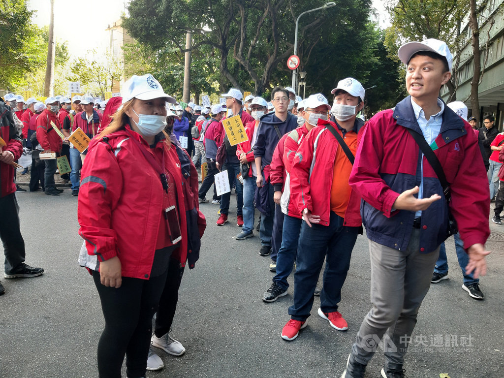 大同集團旗下面板廠中華映管因財務危機關廠,15日近700名華映員工聚集在大同總公司前抗爭,當700人以上廁所為由向前衝撞大門之後,大同公司同意700人分批進入公司最外棟大樓如廁。中央社記者潘智義攝 108年11月15日