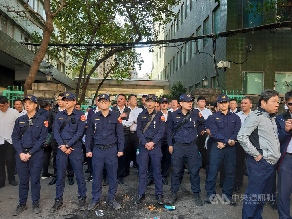 大同集團旗下面板廠中華映管因財務危機關廠,15日近700名華映員工聚集在大同總公司前抗爭,當700人準備向前衝之際,轄區警察在大同公司門口一字排開,防範未然。中央社記者潘智義攝 108年11月15日
