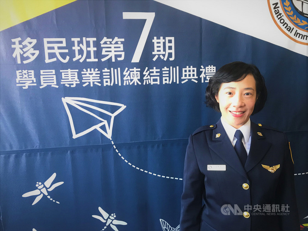 移民署15日舉辦移民官結訓典禮,共124人合格,包含新住民、新住民二代。44歲越南籍配偶嚴沛瀅嫁來台灣24年,考上移民官,未來將在收容所服務,盼協助同鄉順利返國。中央社記者劉建邦攝 108年11月15日