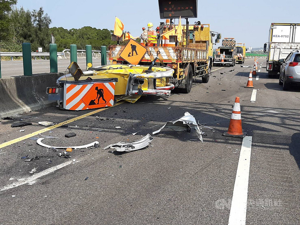國道3號北上後龍路段15日發生工程防撞車遭撞意外,安裝在車體後方的防撞器材幾乎全毀,所幸施工人員並未遭波及受傷。(翻攝畫面)中央社記者管瑞平傳真 108年11月15日