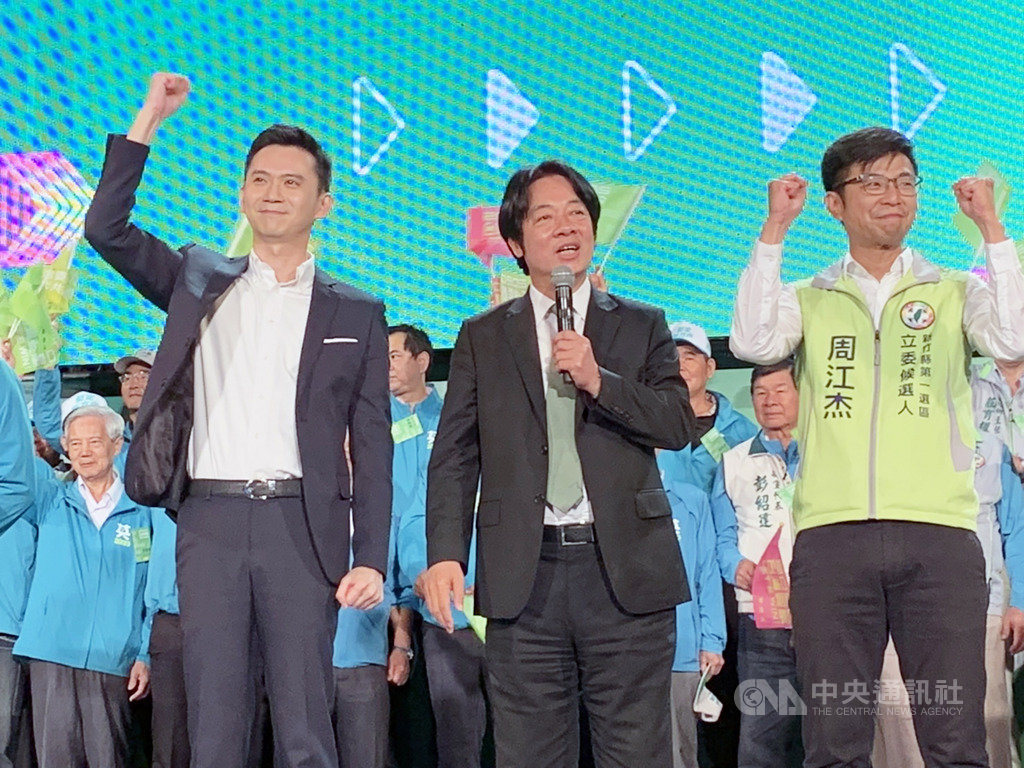 前行政院長賴清德(前中)15日晚間出席民進黨新竹縣競選總部成立大會致詞表示,台灣要關心香港人民,2020年選舉要守住台灣主權,維護自由民主的生活,就要支持總統蔡英文。前右為民進黨新竹縣第1選區立委參選人周江杰、前左為第2選區立委參選人鄭朝方。中央社記者郭宣彣攝 108年11月15日