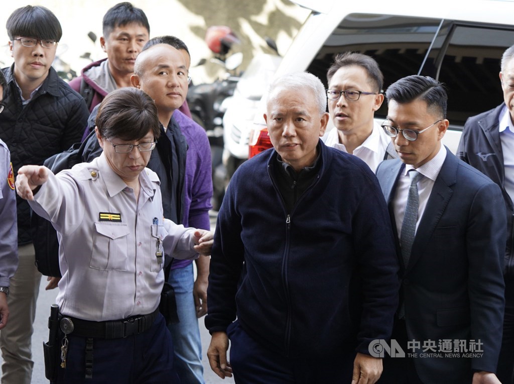 頂新油品案判決頂新製油公司前董事長魏應充(前右2)5年9月定讞,北檢傳喚魏應充15日報到發監執行。中央社記者徐肇昌攝 108年11月15日