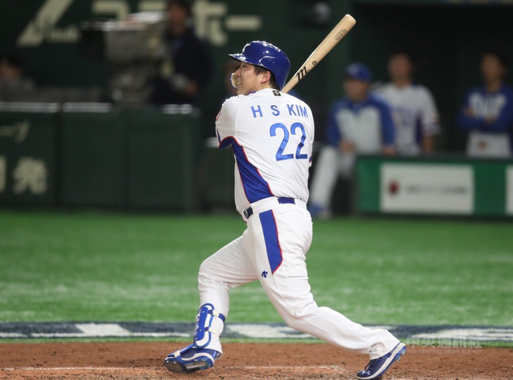 2019世界12強棒球錦標賽複賽,15日晚間在東京巨蛋進行墨西哥與韓國的賽事,5局下,韓國金賢洙敲出二壘安打,為球隊打下3分打點。中央社記者張新偉東京攝 108年11月15日