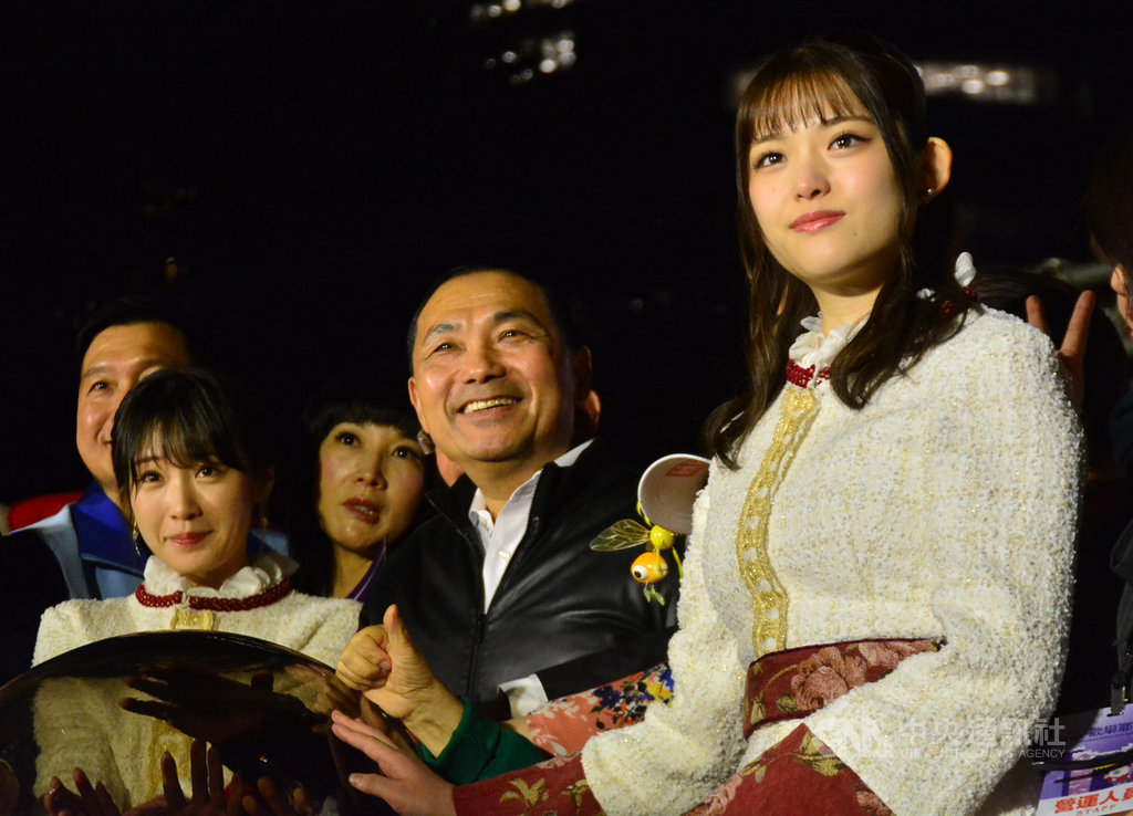 新北市長侯友宜(前中)15日晚間在市民廣場主持2019新北歡樂耶誕城開城點燈儀式,與日本女子偶像團體成員松村沙友理(前右)及高山一實(前左)一同點燈。中央社記者黃旭昇新北市攝 108年11月15日