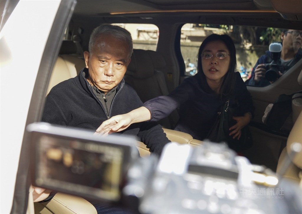 頂新前董事長魏應充(左)涉劣油案,最高法院駁回26罪上訴而告確定,7罪刑度合計5年9月,魏應充15日上午到北檢報到,但由於檢察官告知有行政程序尚未完成,此案暫緩執行,魏應充不久後離開北檢搭車離去。中央社記者徐肇昌攝 108年11月15日