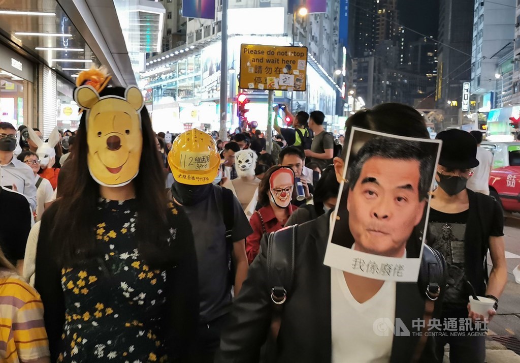 香港反送中屆滿5個月,示威抗議與警民衝突自6月至今愈演愈烈。圖為反送中民眾10月31日載著各式造型面具,在西洋萬聖節晚間發起集會遊行。(中央社檔案照片)