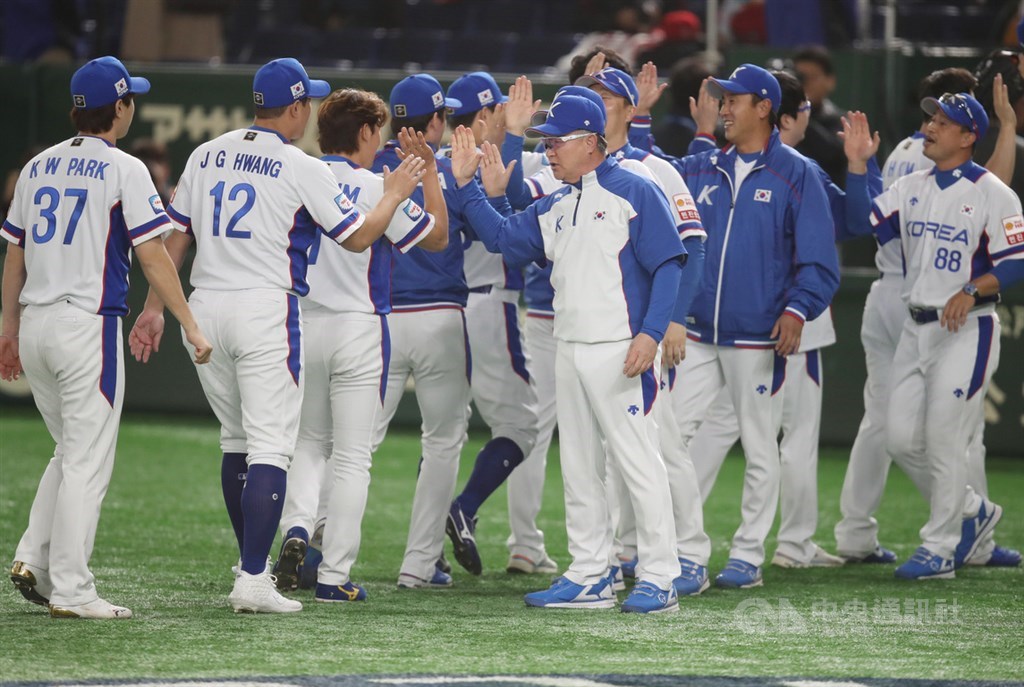 2019世界12強棒球錦標賽複賽在日本持續進行中,15日晚間由墨西哥與韓國在東京巨蛋交手,韓國5局攻下7分大局奠定勝基,終場就以7比3奪勝,賽後總教練金卿文(前右)與選手逐一擊掌致意。中央社記者張新偉東京攝 108年11月15日