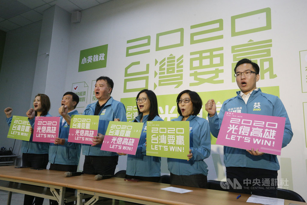 總統蔡英文拚連任,高雄市競選總部將於16日成立,擔任蔡總統高雄競選總部主任委員管碧玲(右3)等人15日召開記者會,號召高雄市民參與蔡總統全國首成立的縣市競總,展現「光復高雄,台灣要贏」的氣勢。中央社記者董俊志攝 108年11月15日