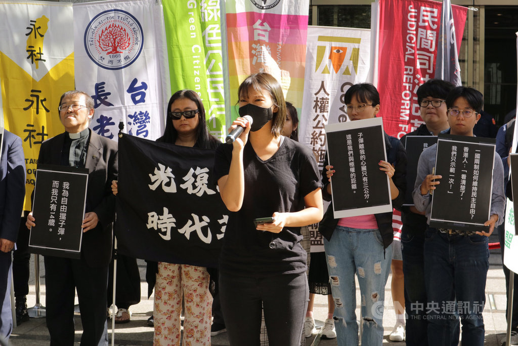邊城青年發言人關同學(前)15日朗讀一封署名「港中大校友」的信件,希望能讓香港人知道,在海外還有許多人支持他們。中央社記者繆宗翰攝 108年11月15日