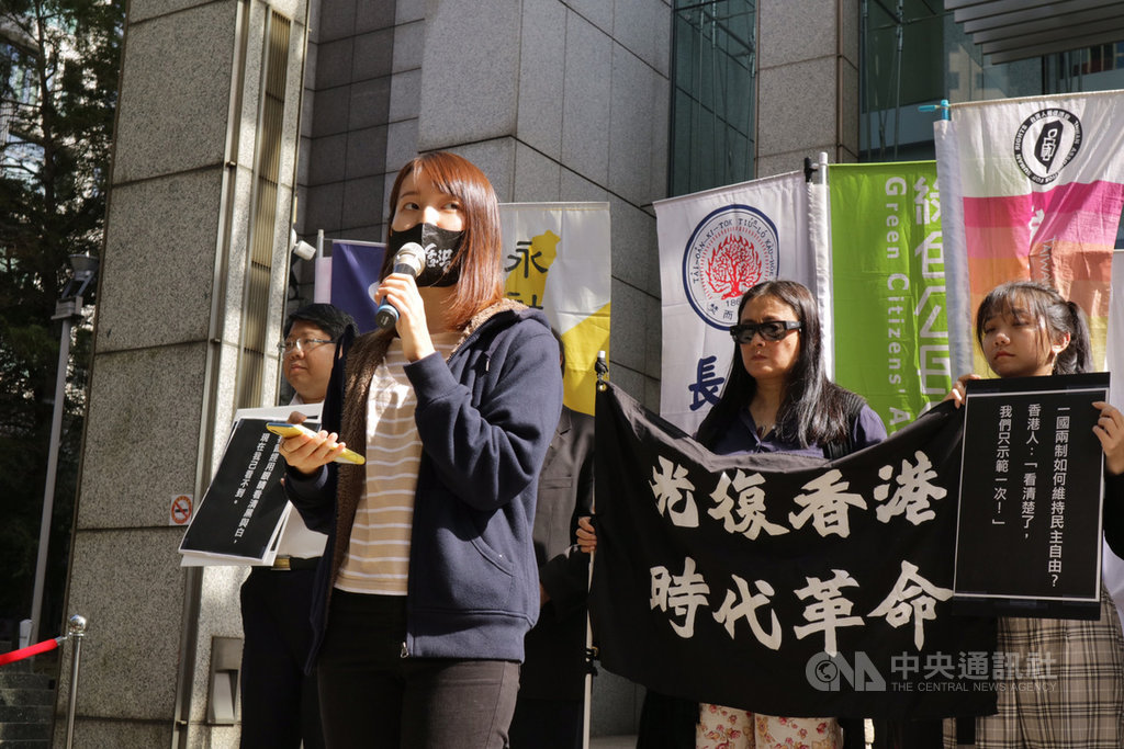就讀香港中文大學的鄭姓同學(前)表示,如今香港沒有辦法運用選票對極權說不,希望台灣人能夠珍惜手上的選票,以選票保衛台灣得來不易的民主自由。中央社記者繆宗翰攝 108年11月15日