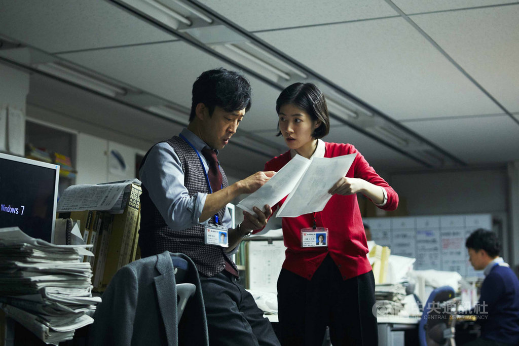 南韓女星沈恩敬(右)在日本電影「新聞記者」中,挑戰以全日語演出,飾演一名義無反顧追求真相的記者。鏡頭下的她,與平時的乖乖牌形象判若兩人。(天馬行空提供)中央社記者洪健倫傳真 108年11月15日