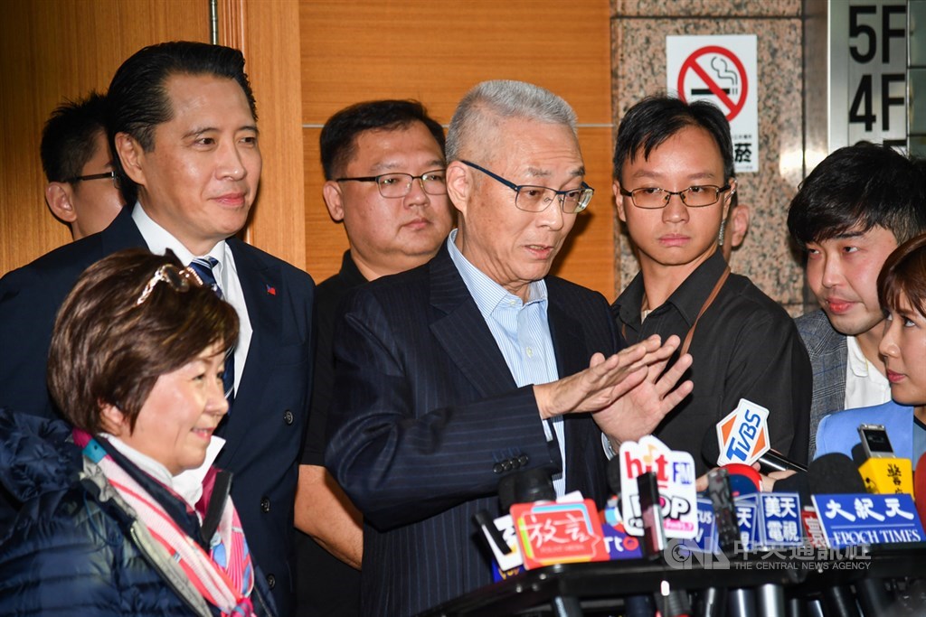 國民黨15日舉行臨時中常會,重新調整不分區立委名單,黨主席吳敦義(前中)排名退至第14名。會後吳敦義受訪表示,他沒有考慮過馬系、連系,也沒有吳系,他只要大公無私就好,在他心目中,只有中華民國派,沒有任何系。中央社記者林俊耀攝 108年11月15日