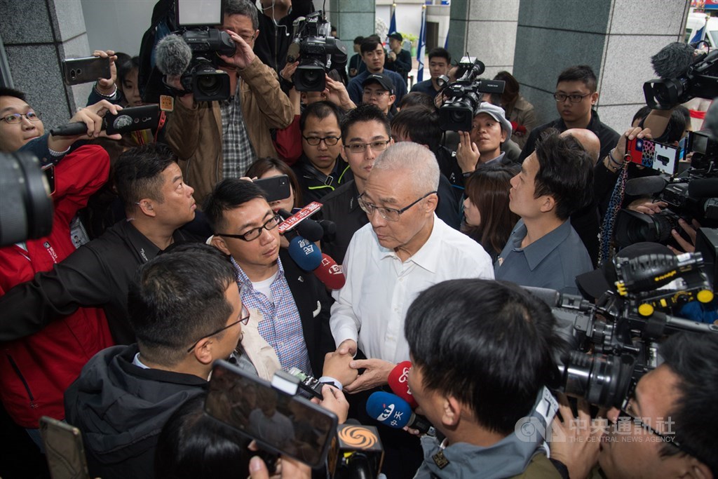 國民黨公布不分區立委名單後,引發黨內青壯派不滿,台北市議員羅智強等人13日晚間到中央黨部靜坐抗議,14日上午國民黨主席吳敦義(中)進黨部前與他們對話,吳敦義說,不分區立委無法做到每人都滿意,他一路都沒有對不起任何人。中央社記者林俊耀攝 108年11月14日
