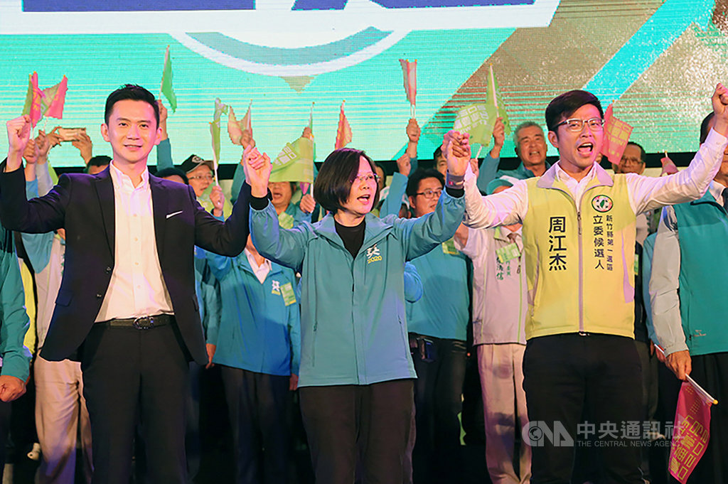 總統蔡英文(前中)15日晚間出席民進黨新竹縣競選總部成立大會,她說,希望大家「再給辣台妹4年」,將為台灣帶來更好的未來,並與民進黨新竹縣立委參選人周江杰(前右)、鄭朝方(前左)攜手造勢。中央社記者魯鋼駿攝 108年11月15日