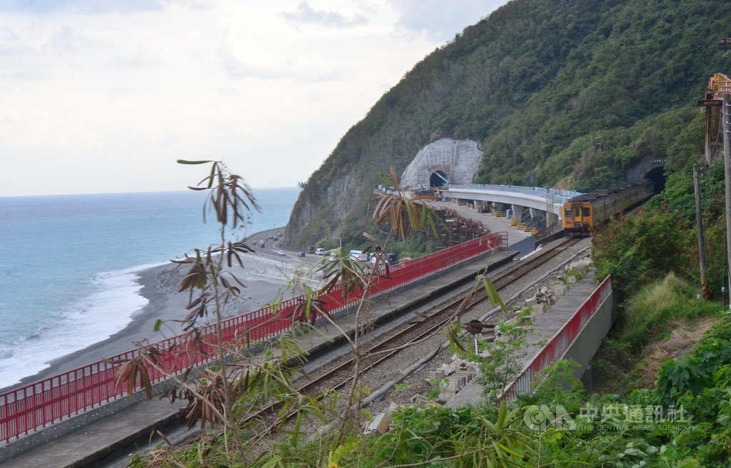 台東多良段新線28日通車(左),多良1號隧道(右)走入歷史。(中央社檔案照片)