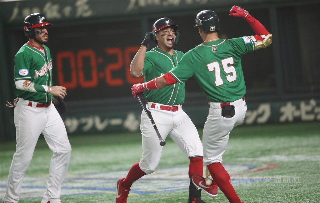 2019世界12強棒球錦標賽複賽持續在日本開打,15日晚間在東京巨蛋由墨西哥與韓國交手。5局上,墨西哥打者瓊斯(Jonathan Jones)(中)轟出2分砲,回到休息區前與隊友慶祝。中央社記者張新偉東京攝 108年11月15日