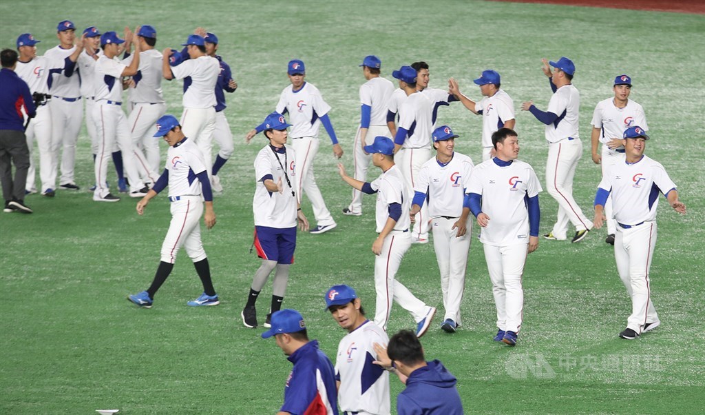 2019世界12強棒球錦標賽複賽,中華隊15日起將在日本東京巨蛋進行賽事,全隊14日也在東京巨蛋練球,跑步結束後選手擊掌致意。中央社記者張新偉東京攝 108年11月14日