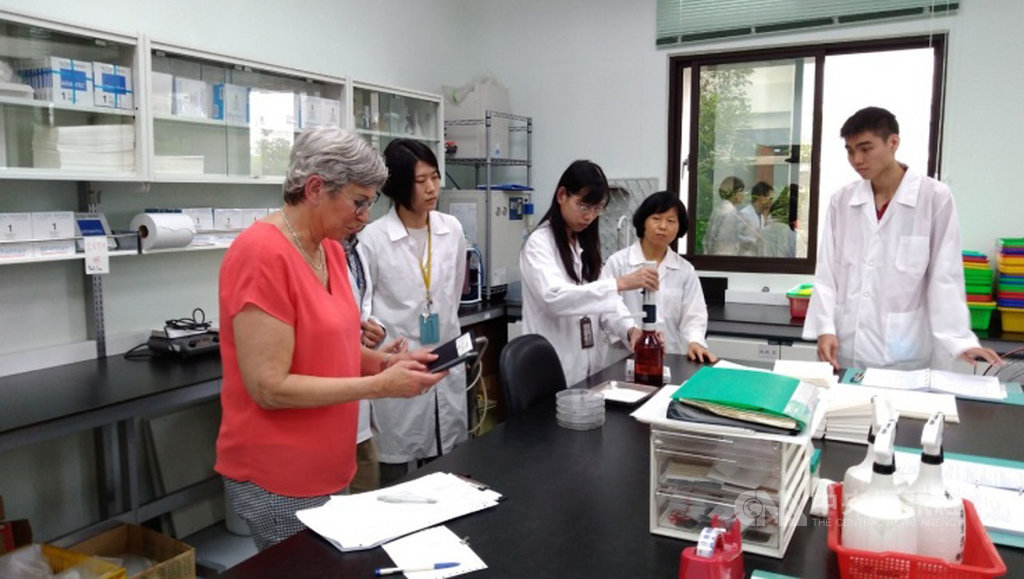 農委會種苗場15日表示,國際種子貿易須附種子檢查,台灣又是木瓜種子最大出口國,農委會種子檢查室也是國際種子檢查協會(ISTA)會員,所提檢查法9月通過稽核,繼續獲得發證資格。(種苗場提供)中央社記者楊淑閔傳真 108年11月15日