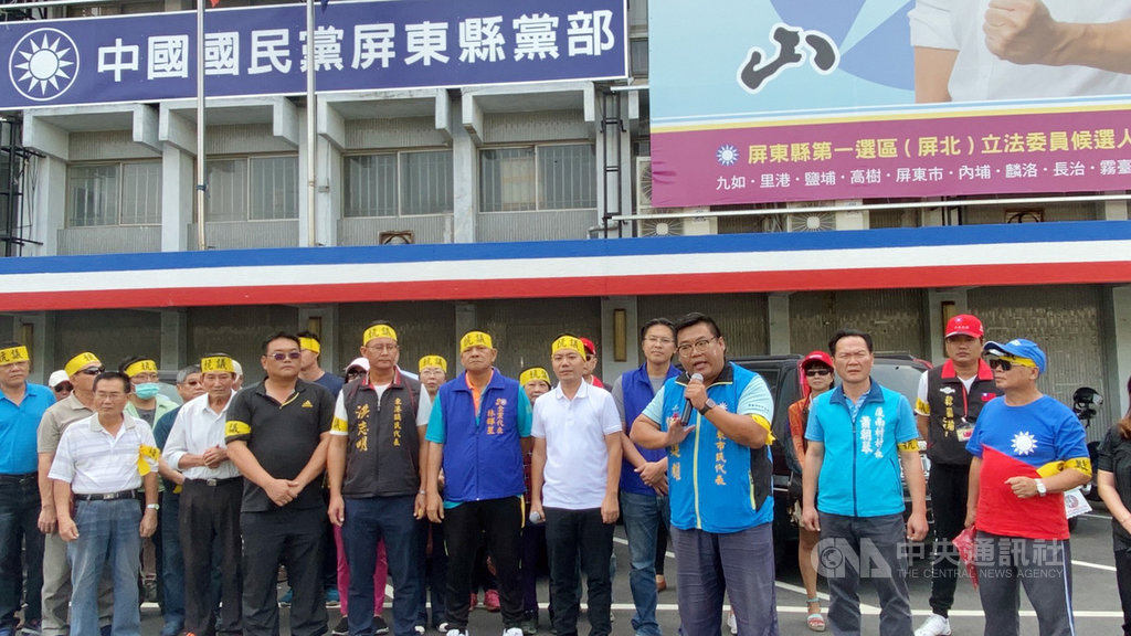 屏東市民代表傅建雄(前排右3)等多名中國國民黨員15日到國民黨屏東縣黨部抗議,希望中常會修改不分區立法委員提名名單,國民黨主席吳敦義應列在安全名單外,才能激發投票,也希望讓前立委蘇清泉進安全名單。中央社記者郭芷瑄攝 108年11月15日