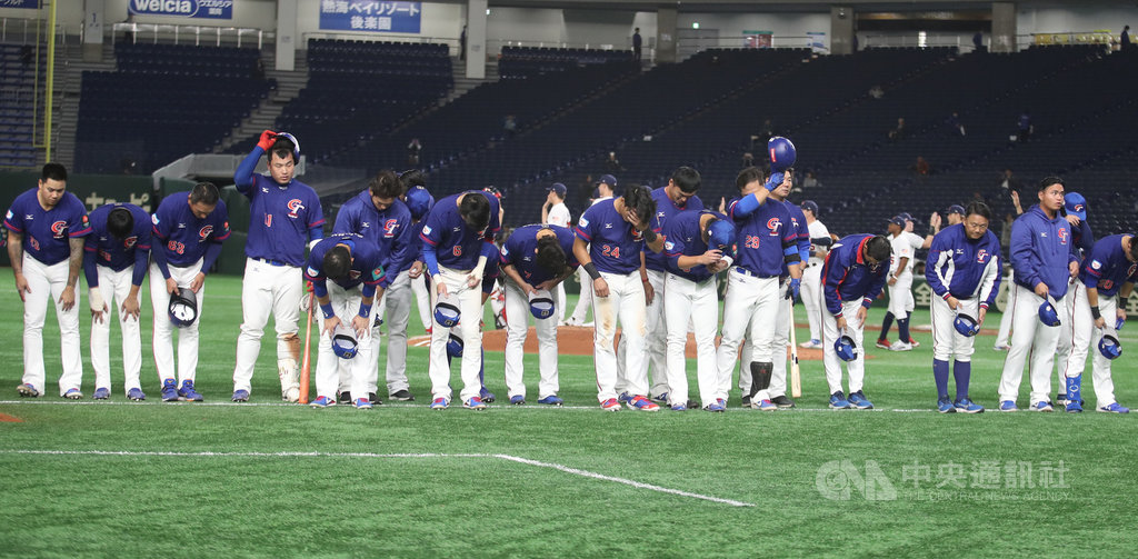 2019世界12強棒球錦標賽複賽賽程持續進行,15日在東京巨蛋由中華隊(圖)與美國隊交手,中華隊最終以2比3、一分之差吞敗,選手賽後列隊向球迷鞠躬致意。中央社記者張新偉東京攝 108年11月15日