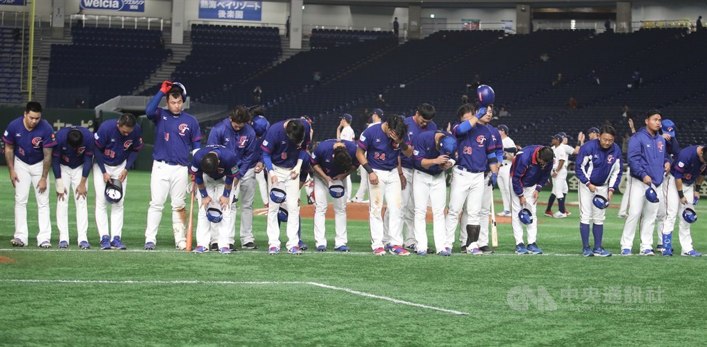 2019世界12強棒球錦標賽複賽賽程持續進行,15日在東京巨蛋由中華隊(圖)與美國隊交手,中華隊最終以2比3、一分之差吞敗,選手賽後列隊向球迷鞠躬致意。中央社記者張新偉東京攝 108年11月15日