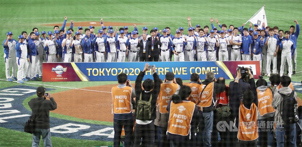2019世界12強棒球錦標賽複賽15日晚間在東京巨蛋進行墨西哥隊與韓國隊(後)之戰,韓國終場以7比3擊敗墨西哥,與日本一起挺進決賽,同時也確定取得2020年東京奧運門票。中央社記者張新偉東京攝 108年11月15日