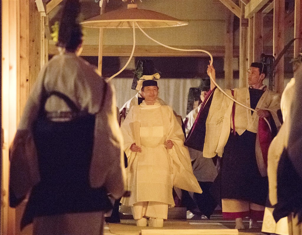 日本皇室14日舉行大嘗宮之儀等「大嘗祭」,日皇德仁(中)穿上最重要的祭神白服「御祭服」出席。(共同社提供)