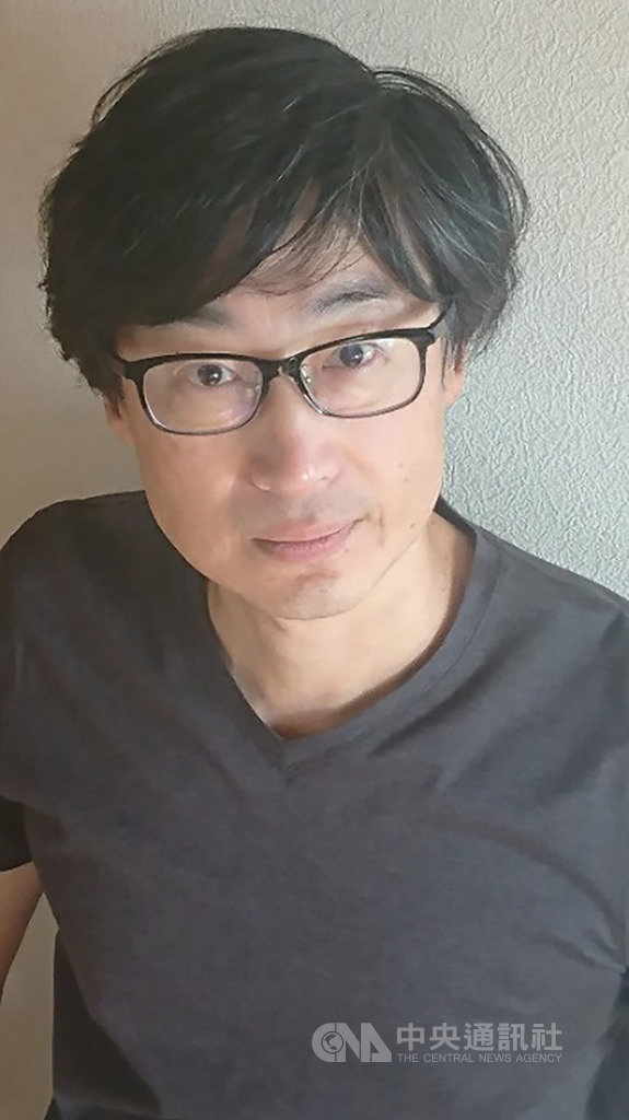 旅日台裔作家東山彰良2002年以推理小說「逃亡作法」在日本文壇初試啼聲即獲好評,如今繁體中文版也在台問世,他也特別為台灣版撰寫中文版序言。(時報出版提供)中央社記者陳政偉傳真 108年11月15日