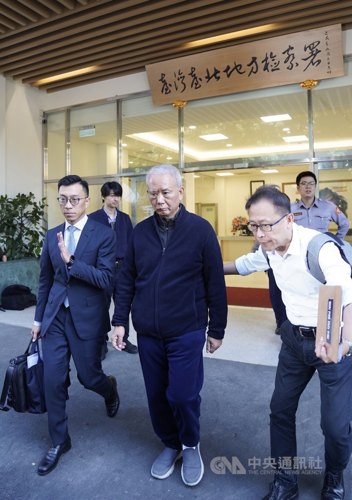 頂新前董事長魏應充(中)涉劣油案,最高法院駁回26罪上訴而告確定,7罪刑度合計5年9月,魏應充15日上午到北檢報到,但由於彰化地檢署尚未收到法院合併執行裁定,緊急聯繫北檢暫緩執行。中央社記者徐肇昌攝 108年11月15日