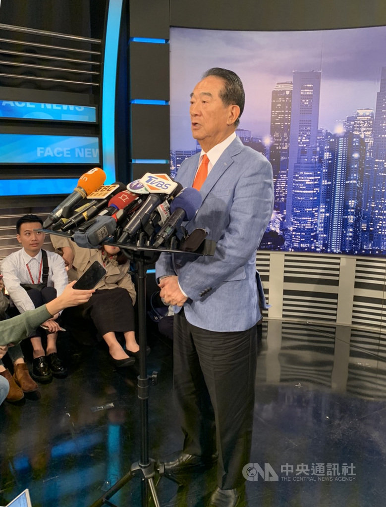 親民黨總統參選人宋楚瑜(中)表示,他跟鴻海前董事長郭台銘沒談到2024,但也說有能力者自然得到人民支持。中央社記者郭建伸攝 108年11月15日