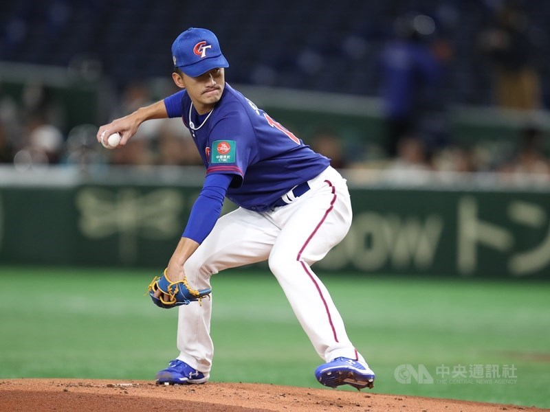 世界12強棒球賽複賽,中華隊15日交手美國隊,選手賽前在東京巨蛋熱身,備戰賽事。中央社記者張新偉東京攝 108年11月15日