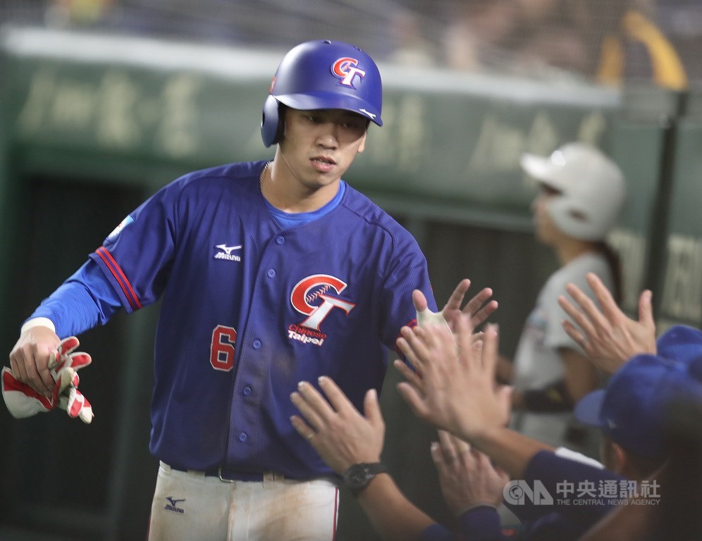 世界12強棒球賽複賽,中華隊15日在東京巨蛋交手美國隊,3局上中華隊張進德敲出內野方向滾地球,形成雙殺,但是將三壘跑者王威晨(圖)送回本壘得分。中央社記者張新偉東京攝 108年11月15日