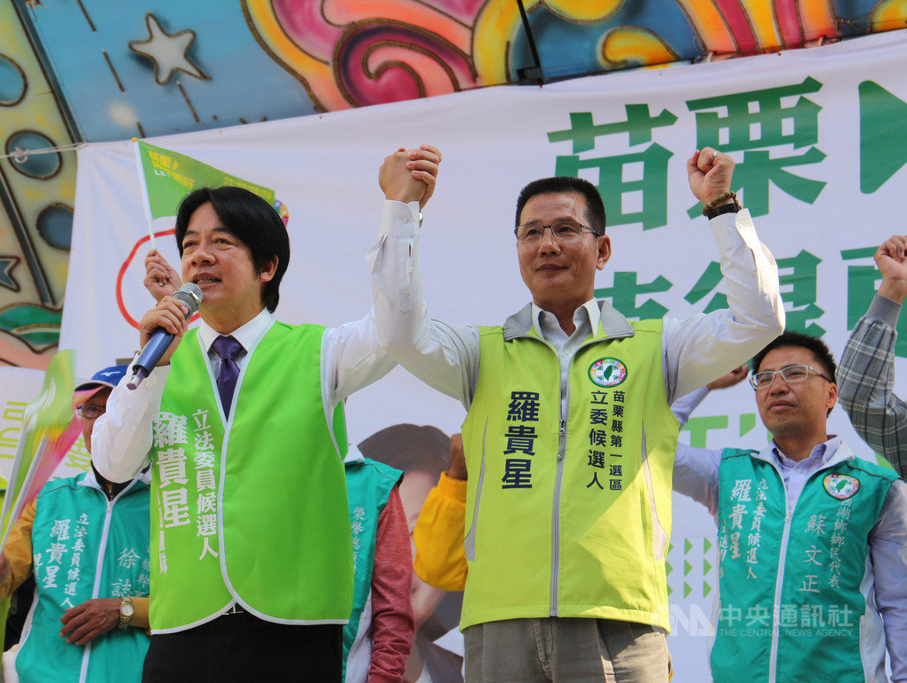 前行政院長賴清德(前左)16日到苗栗縣為民進黨籍立委參選人羅貴星(前右)輔選站台,賴清德表示,台灣主權一定要守住,這是香港給台灣的啟示。中央社記者管瑞平攝 108年11月16日