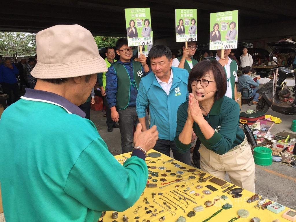 雲林縣第1選區立委參選人蘇治芬(右)16日上午到北港牛墟市集拜票,並細數在北港推動的政績,尋求民眾支持。(蘇治芬提供) 中央社記者姜宜菁傳真 108年11月16日