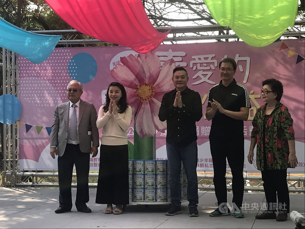 雲林縣第1選區立委參選人張嘉郡(左2)16日邀請在地企業做公益,盼用行動關懷弱勢家庭。 中央社記者姜宜菁攝 108年11月16日