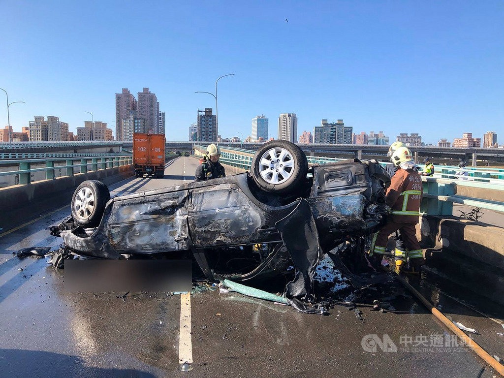 連結台北市萬華區與新北市三重區的中興橋,16日在往三重方向下橋處發生一起死亡車禍,其中一輛小客車翻覆後起火,車上一名女子逃生不及,慘遭火噬。(翻攝畫面)中央社記者王鴻國傳真 108年11月16日