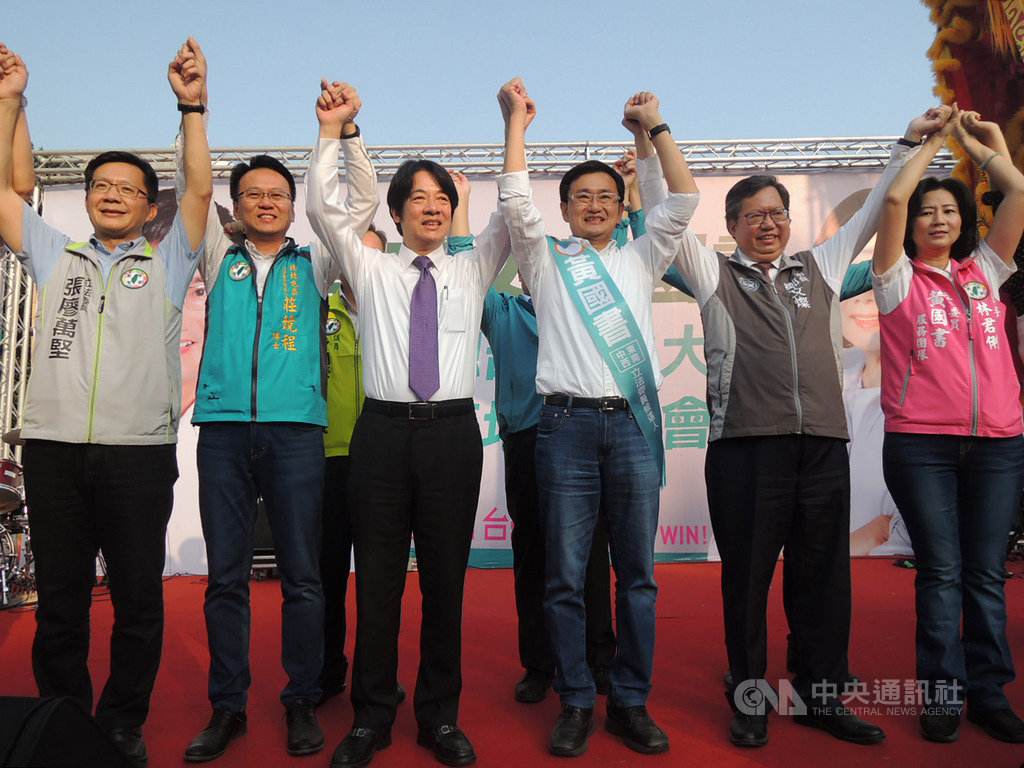 民進黨台中市第6選區立委參選人黃國書(右3)16日在半平厝公園舉辦草地音樂會,前行政院長賴清德(左3)、桃園市長鄭文燦(右2)皆出席站台。左起為同黨台中市立委參選人張廖萬堅、莊競程。中央社記者郝雪卿攝 108年11月16日