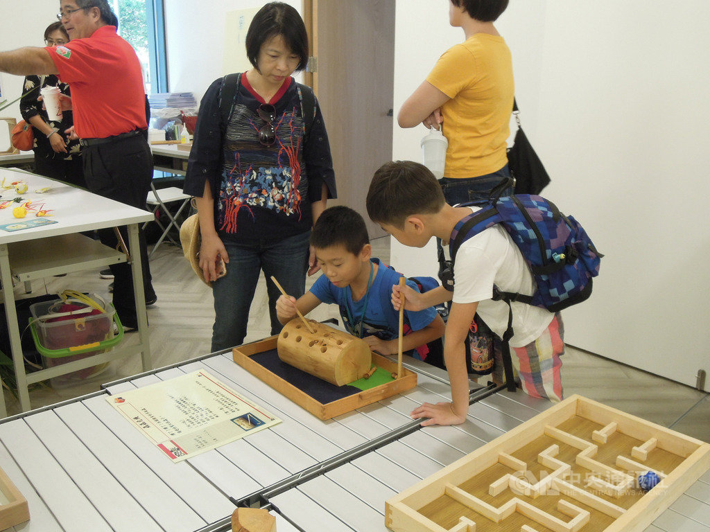 國際遊戲協會台灣分會16日舉辦「2019免插電童玩嘉年華」,盼透過手作童玩體驗、展示及工作坊,帶領親子老幼找回自己動手製作玩具及玩玩具的樂趣。中央社記者吳欣紜攝 108年11月16日