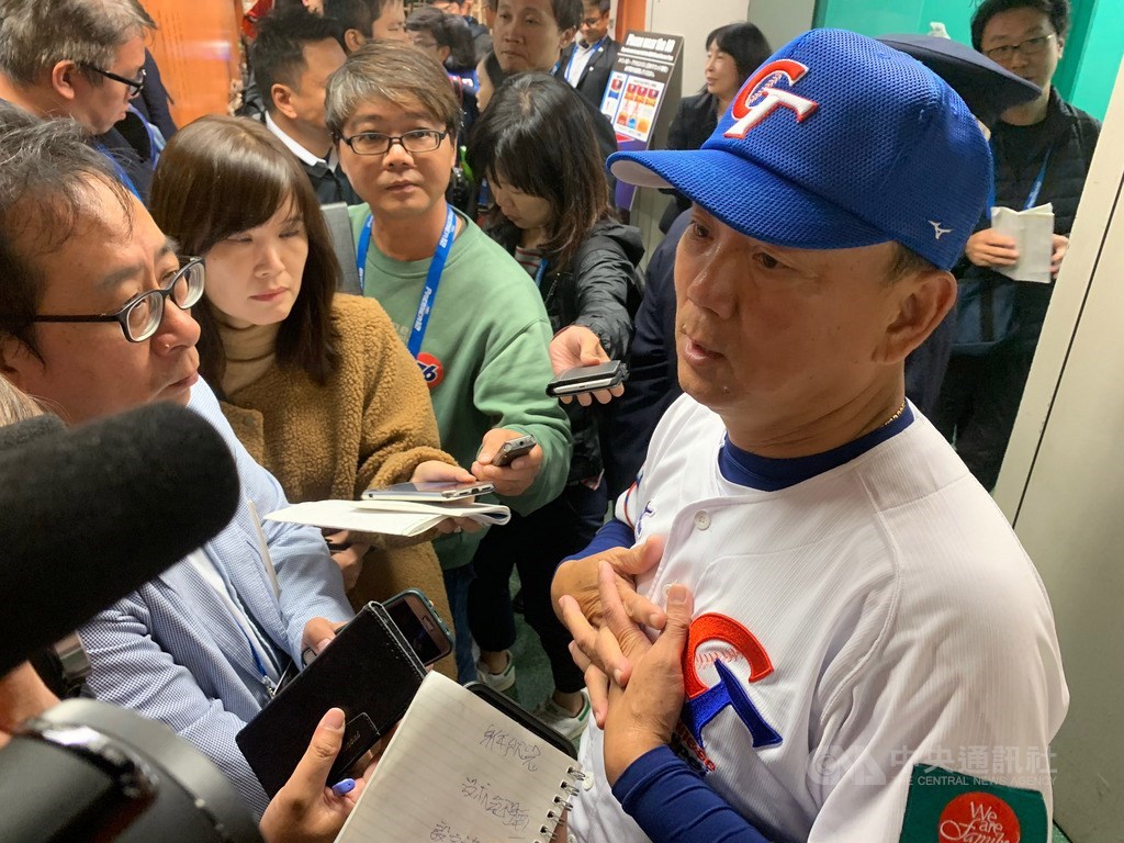 中華隊總教練洪一中(右)16日總結本屆世界12強棒球錦標賽球隊整體表現,他指出,賽前原本感覺打擊沒有問題,投手比較需要擔心,「結果跟我們原本想的有點不太一樣,沒想到這次比賽投手表現非常棒,都是很接近的比賽,或許是情蒐對他們有幫助。」中央社記者張新偉東京攝 108年11月16日