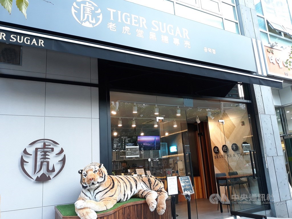 韓國農水產食品流通公社在近日公開的一份報告中整理了韓國餐飲10年來的變遷史,台灣黑糖珍珠奶茶和中國麻辣燙成為韓國今年最受歡迎的菜單。圖為首爾麻浦花園酒店旁的黑糖珍珠奶茶店。中央社記者姜遠珍首爾攝 108年11月16日