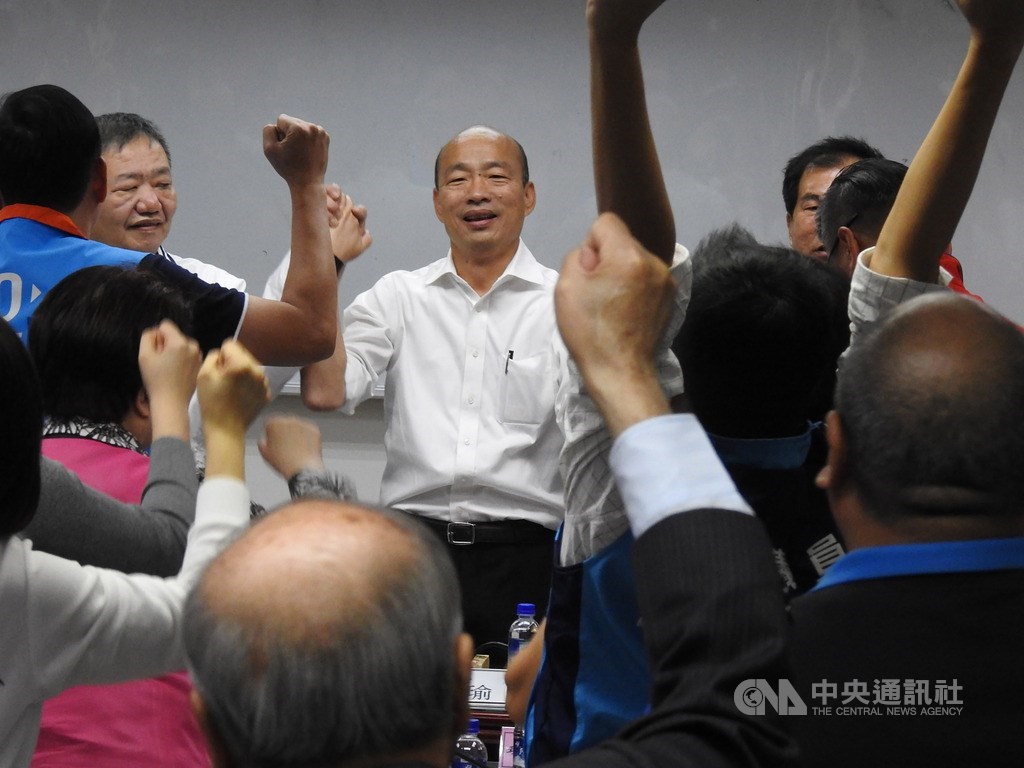 國民黨總統參選人韓國瑜(後中)16日到新北市議會和多名前任及現任議員座談,受到熱烈歡迎,現場高喊「凍蒜」等口號,氣氛熱烈。中央社記者王鴻國攝 108年11月16日