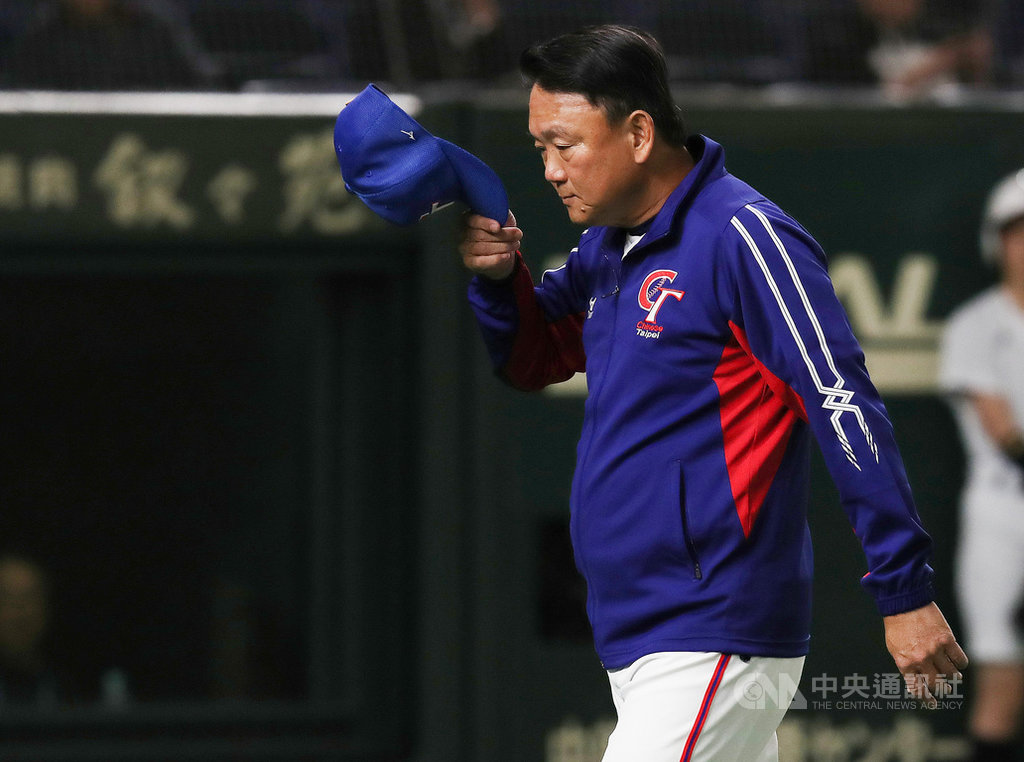 2019第2屆世界12強棒球錦標賽,中華隊16日複賽最後一戰打敗澳洲,也確定拿下本屆第5名。總教練洪一中表示,這次賽事投手表現很優異,但沒能闖進決賽,身為教練不能說滿意,回台後會請辭國家隊總教練。中央社記者張新偉攝 108年11月16日
