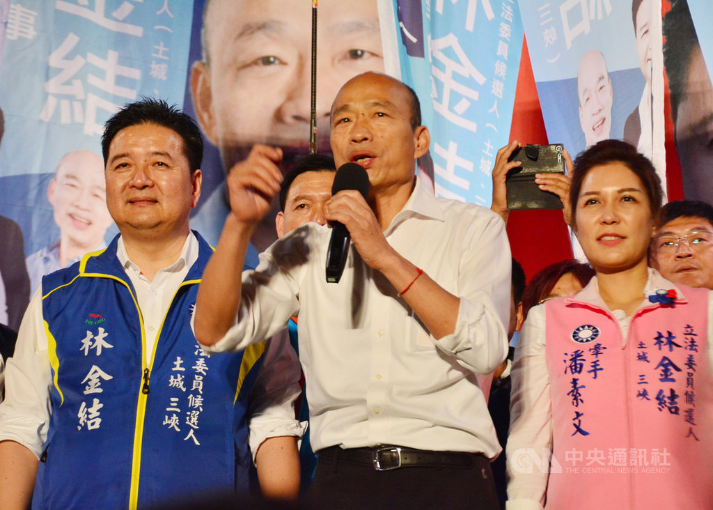 國民黨總統參選人韓國瑜(中)16日晚間到新北市土城區為黨籍立委參選人林金結(左)站台時表示,若國民黨重新執政,將更謙卑傾聽民眾心聲,會做牛做馬而不會作威作福。中央社記者黃旭昇新北市攝 108年11月16日