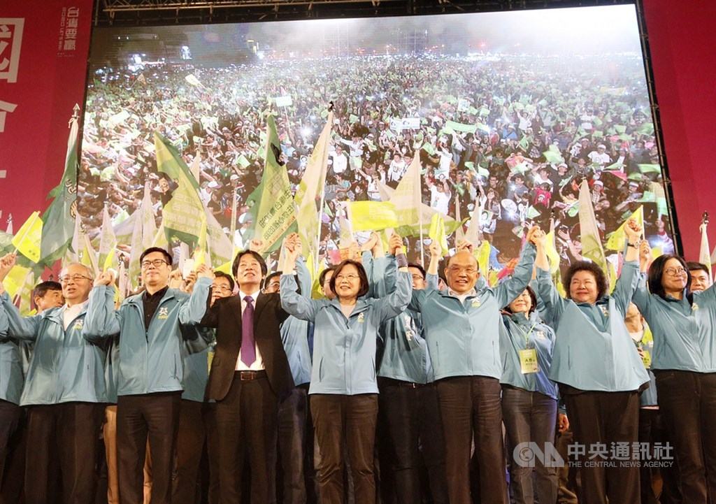 總統蔡英文(前中)高雄市競選總部成立大會16日登場,前行政院長賴清德(前左3)到場與蔡總統同台造勢,總統府秘書長陳菊(前右2)、行政院長蘇貞昌(前右3)與副院長陳其邁(前左2)也出席與會,眾人攜手展現民進黨團結氣勢。中央社記者董俊志攝 108年11月16日