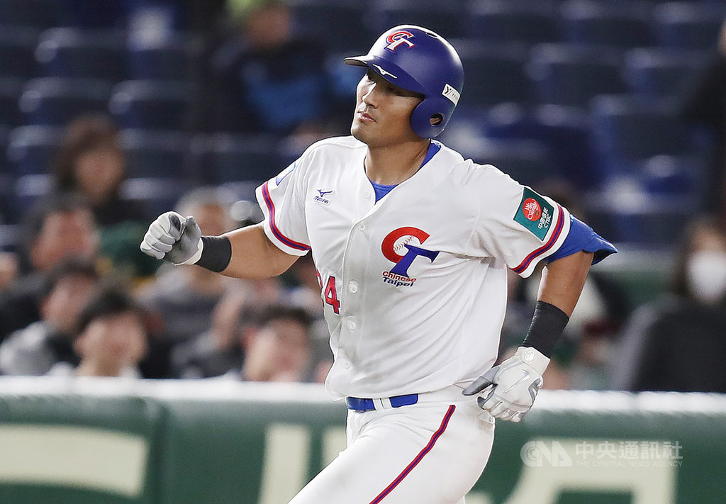 2019世界12強棒球賽複賽,中華隊16日以5比1擊退澳洲,第8局林哲瑄轟出3分砲成獲勝關鍵之一。他賽後表示,很開心能跟年輕球員一起穿上國家隊球衣、一起比賽,「這些年輕選手告訴我們,他們是真的有辦法代表國家的,很棒。」中央社記者張新偉東京攝 108年11月16日