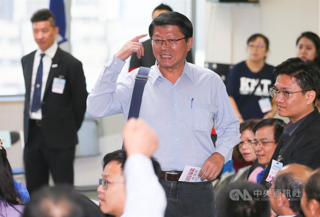 國民黨16日召開第20屆中央委員會第三次全體會議,將針對不分區立委行使同意權。遭列15名的台南市黨部主委謝龍介(中)表示,很多朋友建議他退出不分區,他希望能考慮兩、三天,黨的誠信和互信很重要。中央社記者謝佳璋攝 108年11月16日