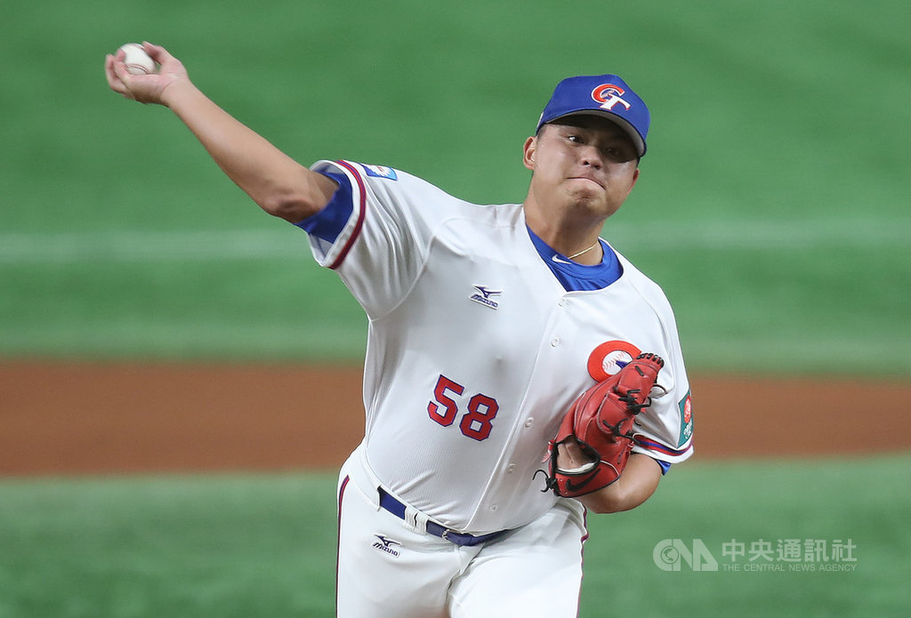 2019世界12強棒球錦標賽複賽賽程最後一天,中華隊16日以5比1擊退澳洲隊,先發投手胡智為主投5局無失分,成功封鎖澳洲打線。中央社記者張新偉東京攝 108年11月16日