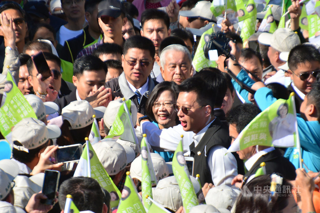 總統蔡英文(中)16日到新北市土城參加民進黨立委參選人吳琪銘競選總部成立大會,受到選民熱烈歡迎,蔡總統進場時與民眾擊掌歡呼。中央社記者黃旭昇新北攝 108年11月16日